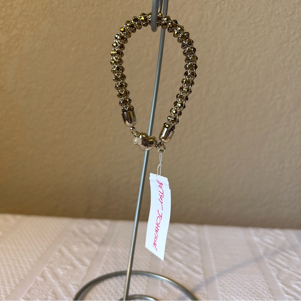 NWT Betsey Johnson Gold Tone with Magnetic‎ Heart Clasp Bracelet